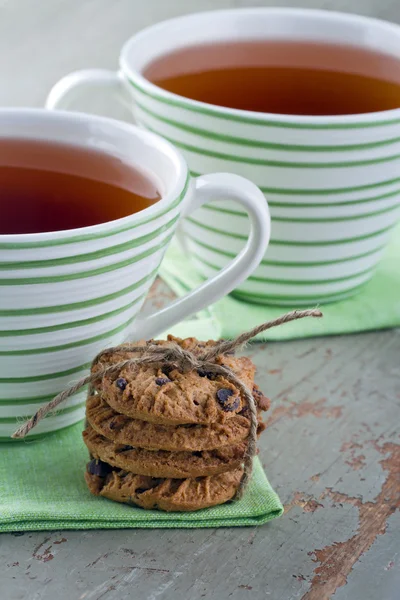 Duas xícaras de chá e biscoitos — Fotografia de Stock