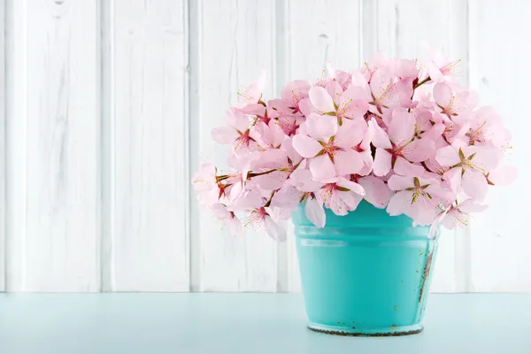 Ramo de flores de flor de cerezo sobre fondo de madera — Foto de Stock