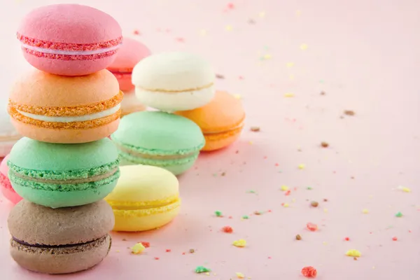Macaron colorati su sfondo rosa — Foto Stock