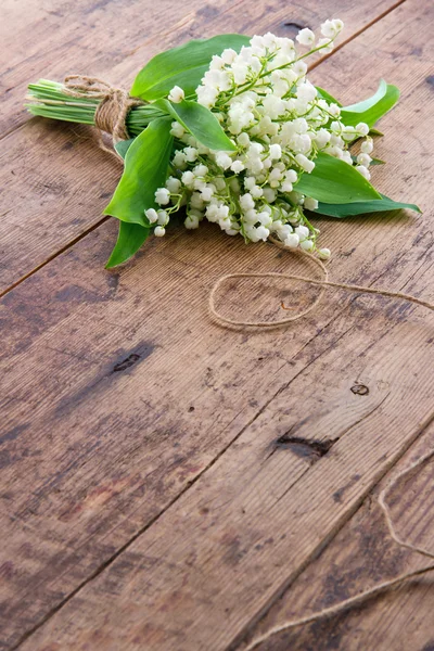 Flores sobre fondo de madera marrón — Foto de Stock