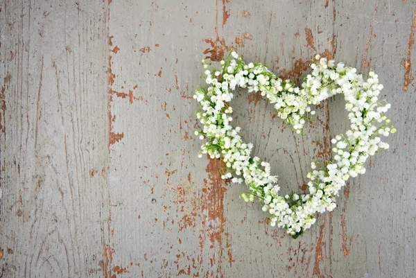 Herzförmiger Blumenkranz aus Maiglöckchen — Stockfoto