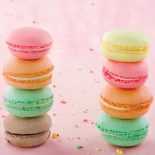 Duas pilhas de macaroons coloridos — Fotografia de Stock