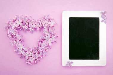 Mor Eflatun çiçek kalp ile boş bir yazı tahtası