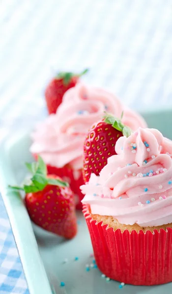 Cupcakes with fresh strawberries and sprinkles — Stock Photo, Image