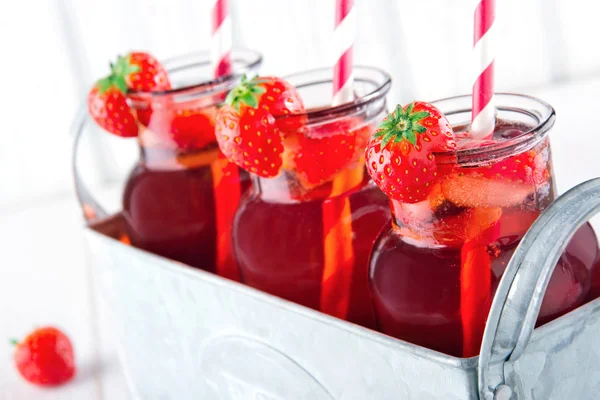 Gläser roten Erdbeersaft mit gefrorenen Eiswürfeln — Stockfoto