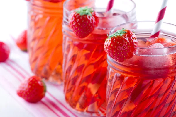 Vasos de jugo de fresa roja en toalla vintage — Foto de Stock