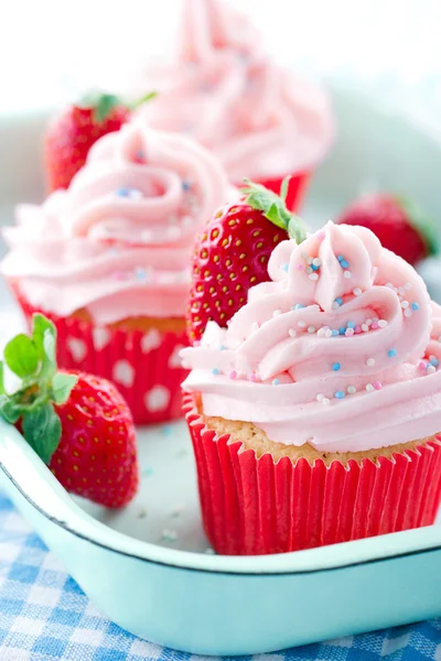 Rosa cupcakes med färska jordgubbar — Stockfoto