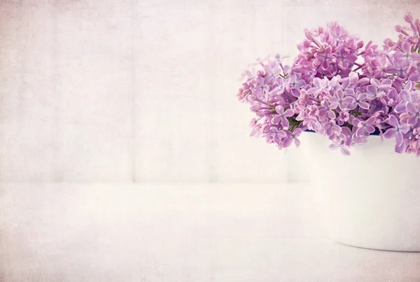 Purple lilac spring flowers on vintage textured background — Stock Photo, Image