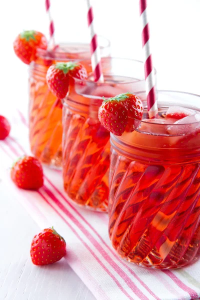 Κόκκινο χυμό φράουλας με κατεψυγμένα παγάκια — Φωτογραφία Αρχείου