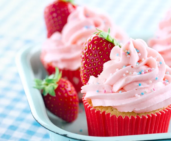 Cupcakes aux fraises et saupoudrées — Photo