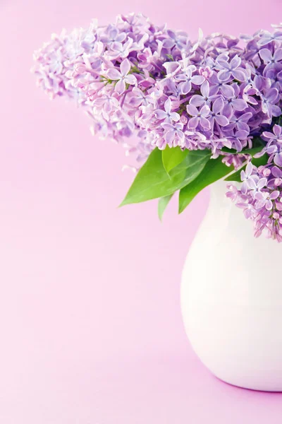 White vase with a bouquet of lilacs — Stock Photo, Image