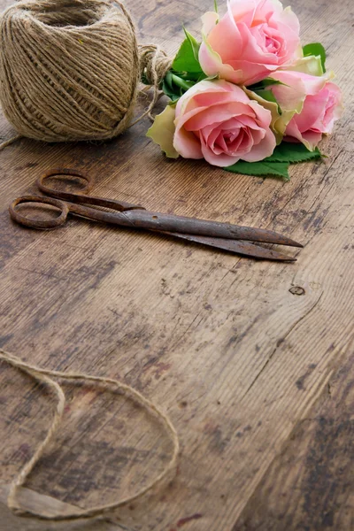 Rosas con viejas tijeras antiguas oxidadas —  Fotos de Stock