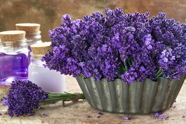 Bouquet de lavandes violettes et produits de spa — Photo