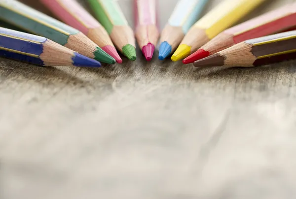 Närbild av färgglada trä pennor — Stockfoto