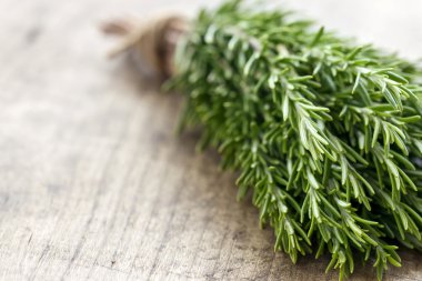 Biberiye rustik ahşap masa arka plan üzerinde