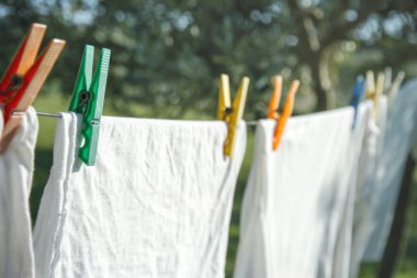 tatlı beyaz t-shirt clothesline üzerinde kurutma