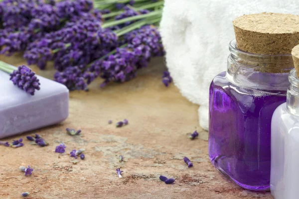 Spa cosmetici e prodotti benessere di lavanda — Foto Stock