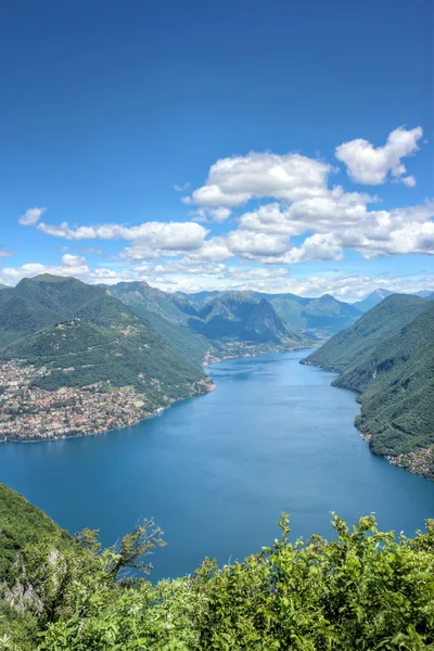 Alpesi kilátással hegyekre a Lugano-tó — Stock Fotó
