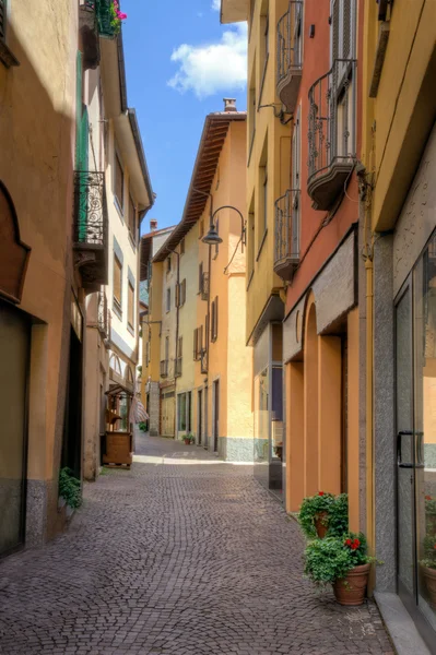 Vista de la calle en el casco antiguo de Porlezza —  Fotos de Stock