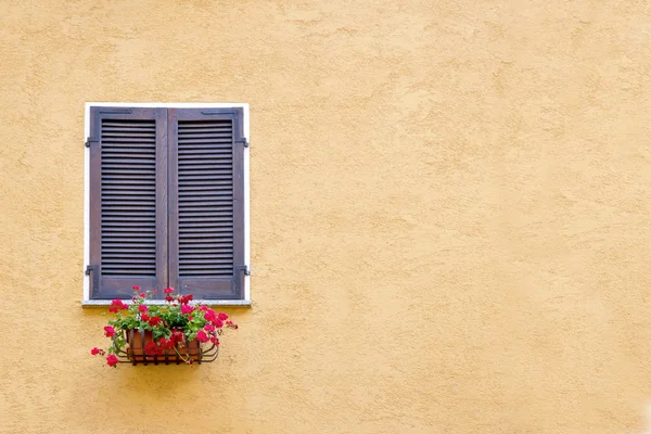 Vieja ventana con persianas de madera —  Fotos de Stock