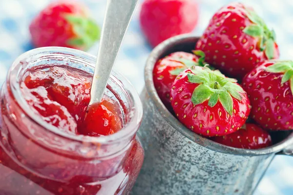 Marmellata di fragole in un barattolo di vetro e fragole fresche — Foto Stock