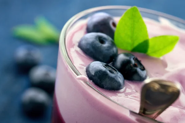 Здоровий йогурт з ягодами — стокове фото