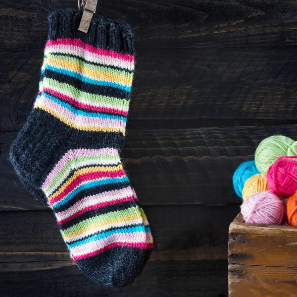 Смугасті вовняні шкарпетки висять на лінії одягу — стокове фото