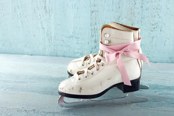 Pair of white women's ice skates — Stock Photo, Image