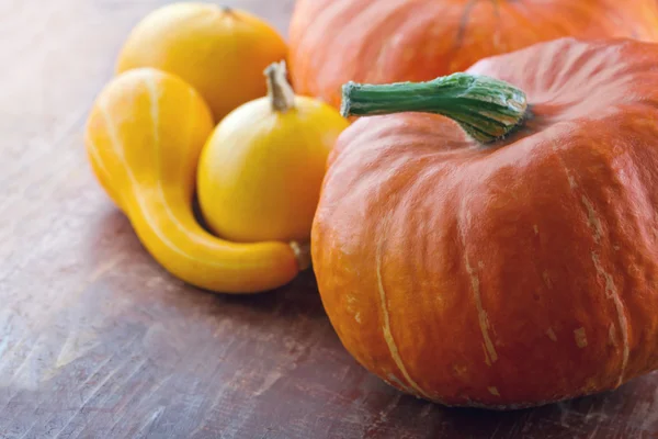 Halloween pumpkins on wooden background — Stock Photo, Image