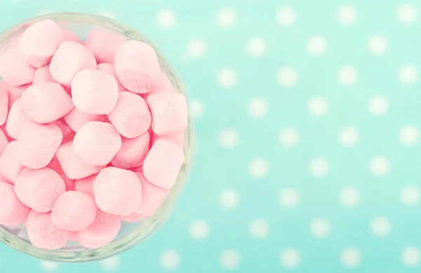 Pink marshmallows on polkadot blue blurred background — Stock Photo, Image