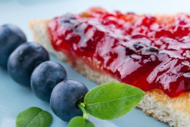 Böğürtlenli reçel ve kızarmış ekmek dilimleri