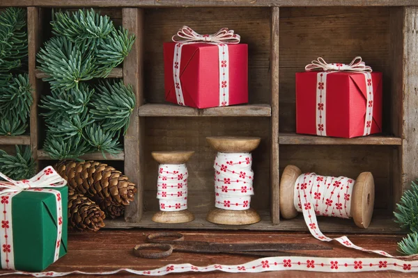 Weihnachtsstimmung mit roten Weihnachtsgeschenken — Stockfoto