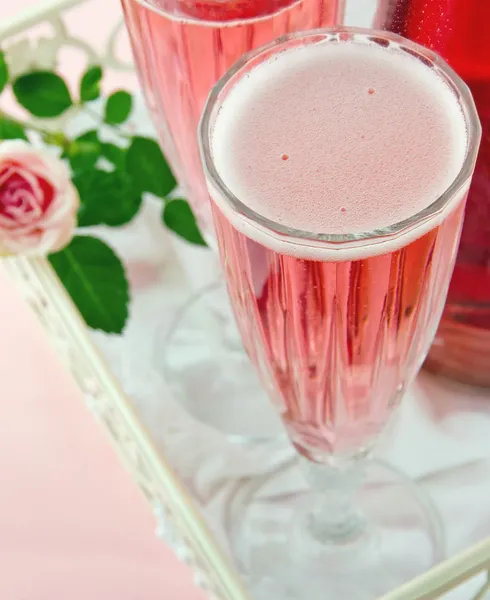 Egy Rózsa rózsaszín pezsgőt — Stock Fotó