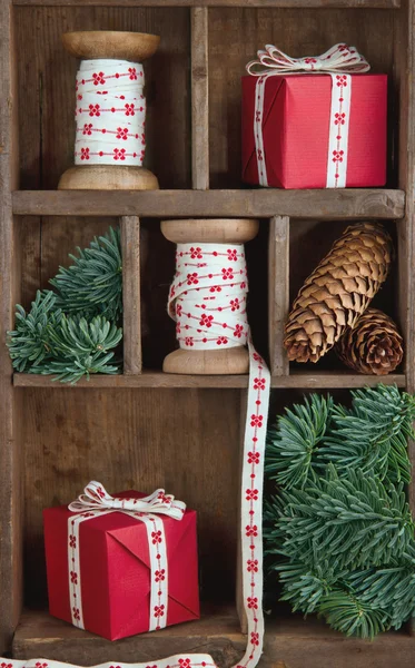 Weihnachtsstimmung mit roten Weihnachtsgeschenken — Stockfoto