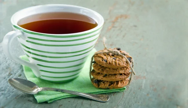 Chocolate chip cookies and a cup of tea — Stock Photo, Image