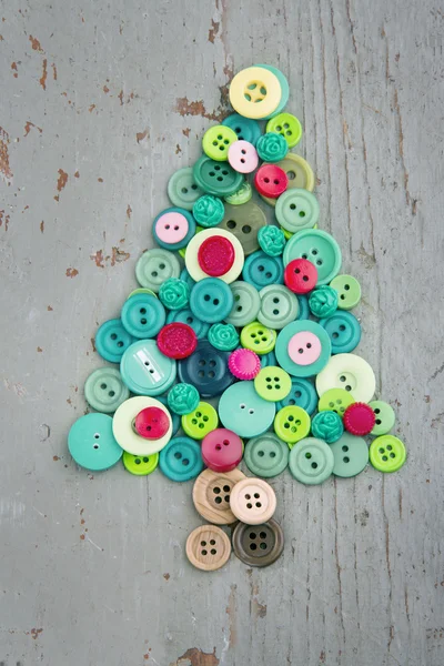 Botões verdes e vermelhos como árvore de Natal decorativa — Fotografia de Stock