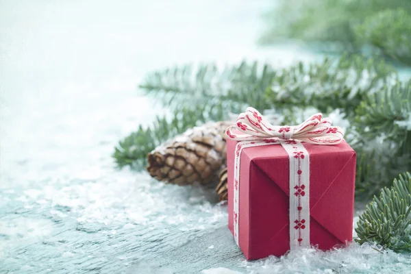 Presente de Natal em um fundo azul claro — Fotografia de Stock