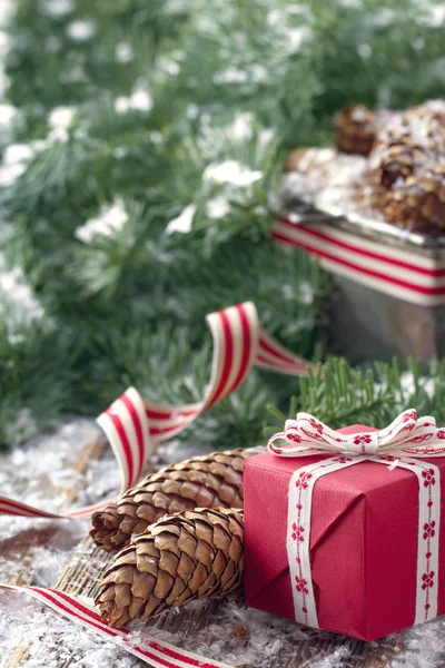 Dekorative Weihnachtsdekoration auf Vintage-Holzgrund — Stockfoto