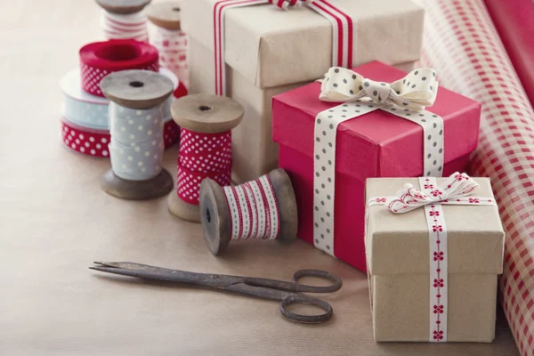 Boîtes cadeaux et rouleaux de papier d'emballage — Photo