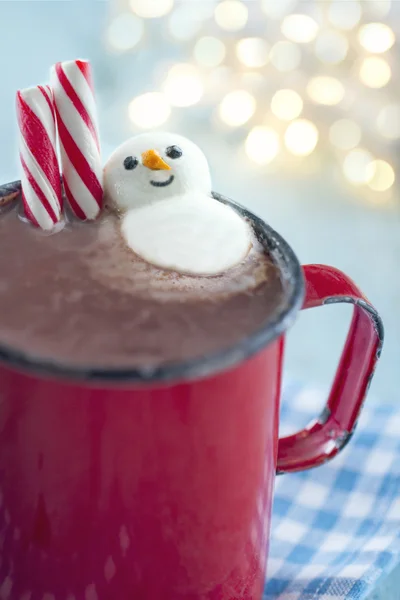 Chocolate caliente en una taza roja rústica — Foto de Stock