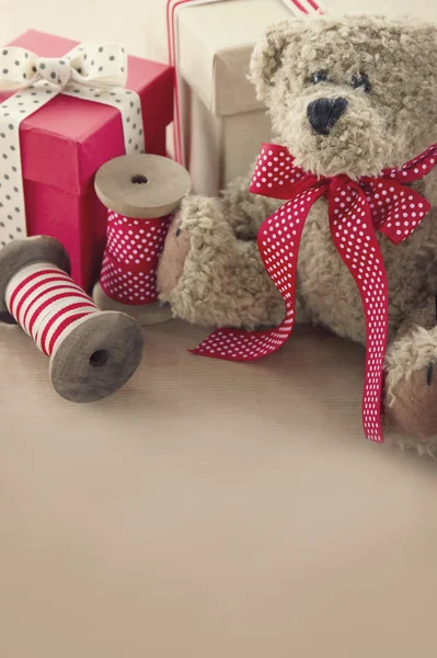 Винтажные ленты катушки и подарочные коробки и старый плюшевый мишка — стоковое фото