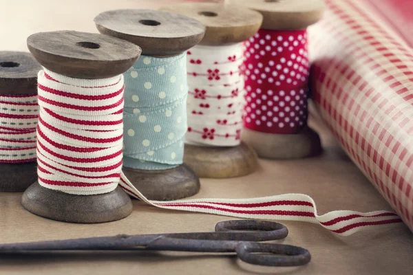 Houten lint spoelen, papierrollen en oude schaar — Stockfoto