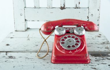 Kırmızı oyuncak telefon