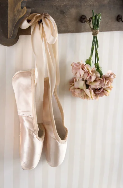 Pair of ballet pointe shoes hanging from a rack — Stock Photo, Image