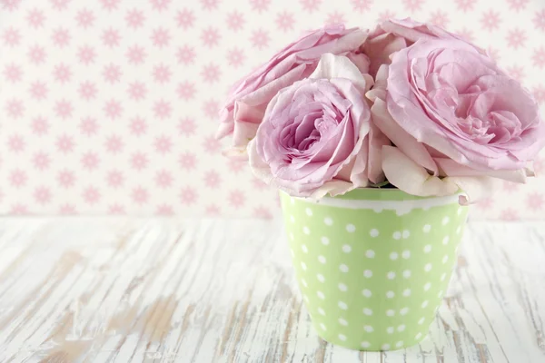 Rosas en un jarrón de polkadot verde en vintage — Foto de Stock