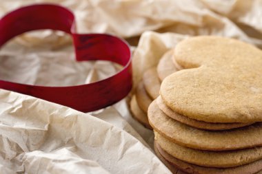 kalp şeklinde çerez kesici ve kahverengi gingerbread cooki yığını