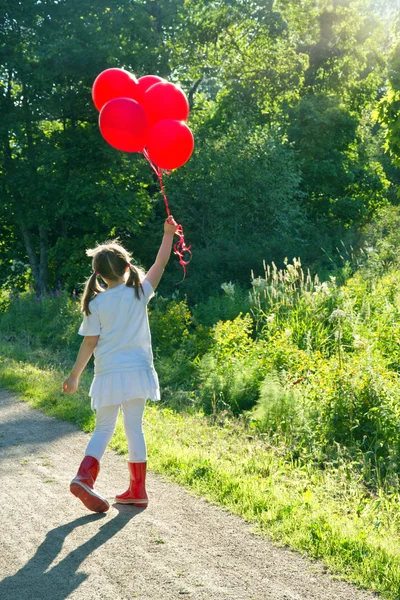 Flicka i en grön sommar landskap — Stockfoto