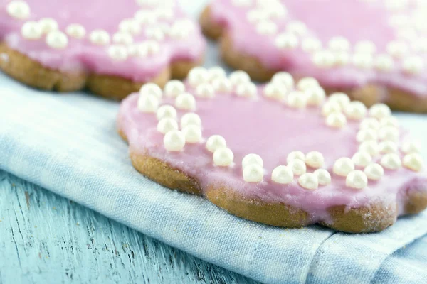 Gingerbread cookies with pink frosting and pearls — Stock Photo, Image