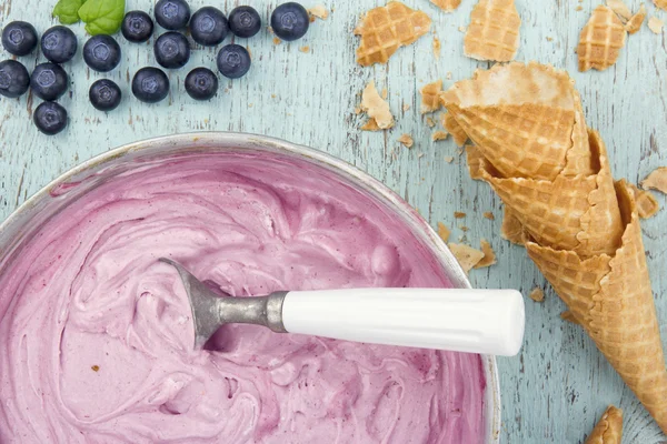 Blueberry ice cream on wooden background — Stock Photo, Image