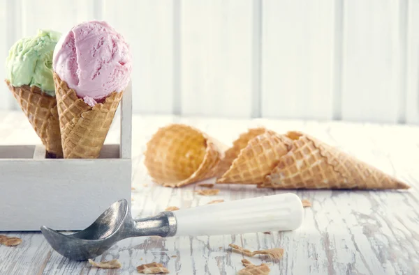 Cones de sorvete verde e rosa — Fotografia de Stock